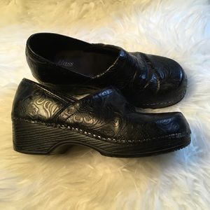 EUC BASS & CO Melinda 7M Black Clogs